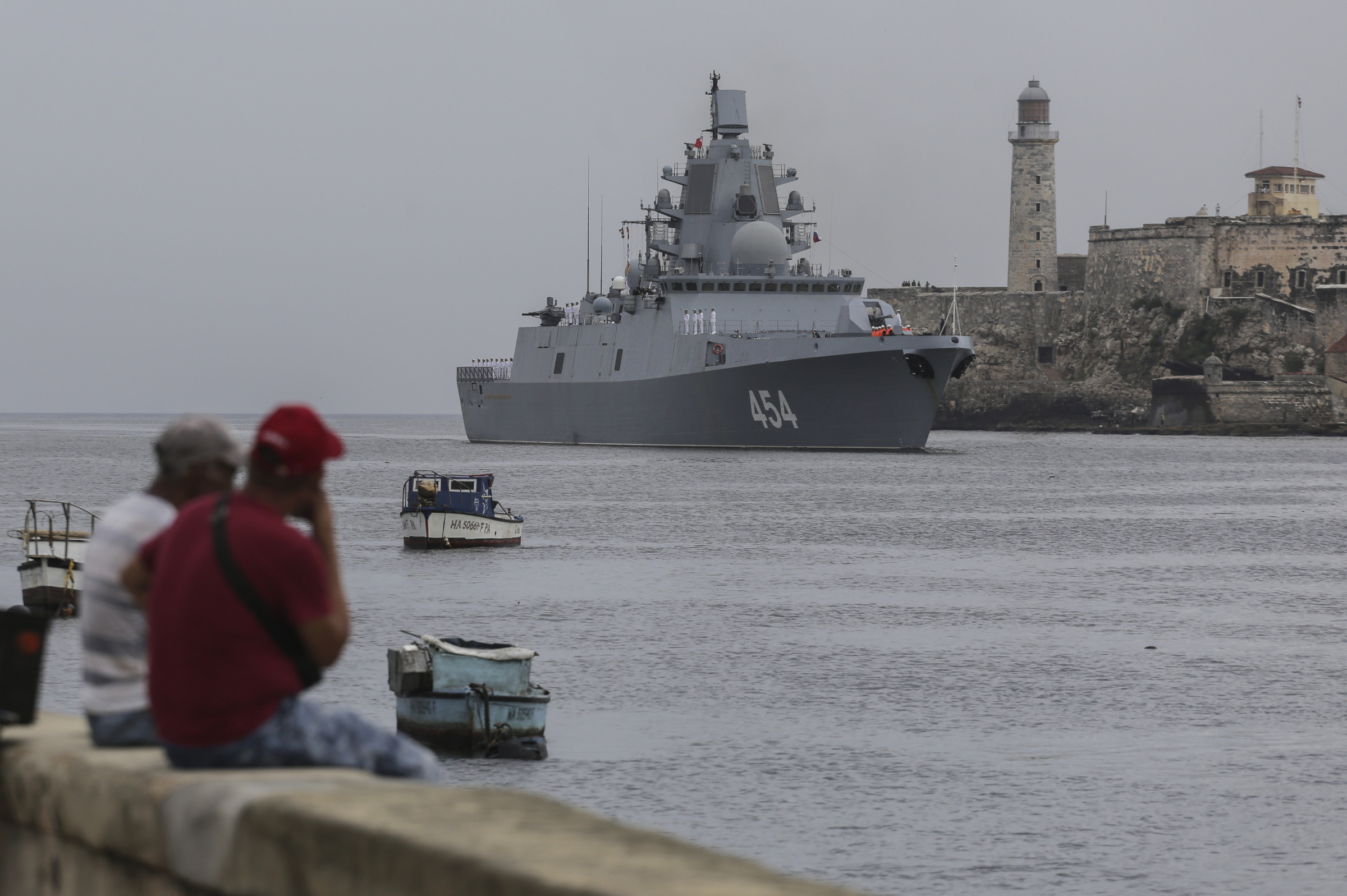Tàu hộ vệ Đô đốc Gorshkov của Nga vào cảng Havana, Cuba, ngày 12/6. Ảnh: AP