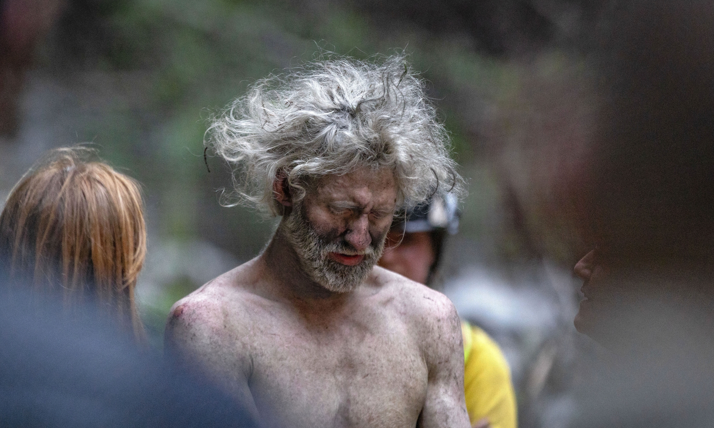 Lukas McClish khi được đội cứu hộ giải cứu trong khu rừng ở California ngày 20/6. Ảnh: AP