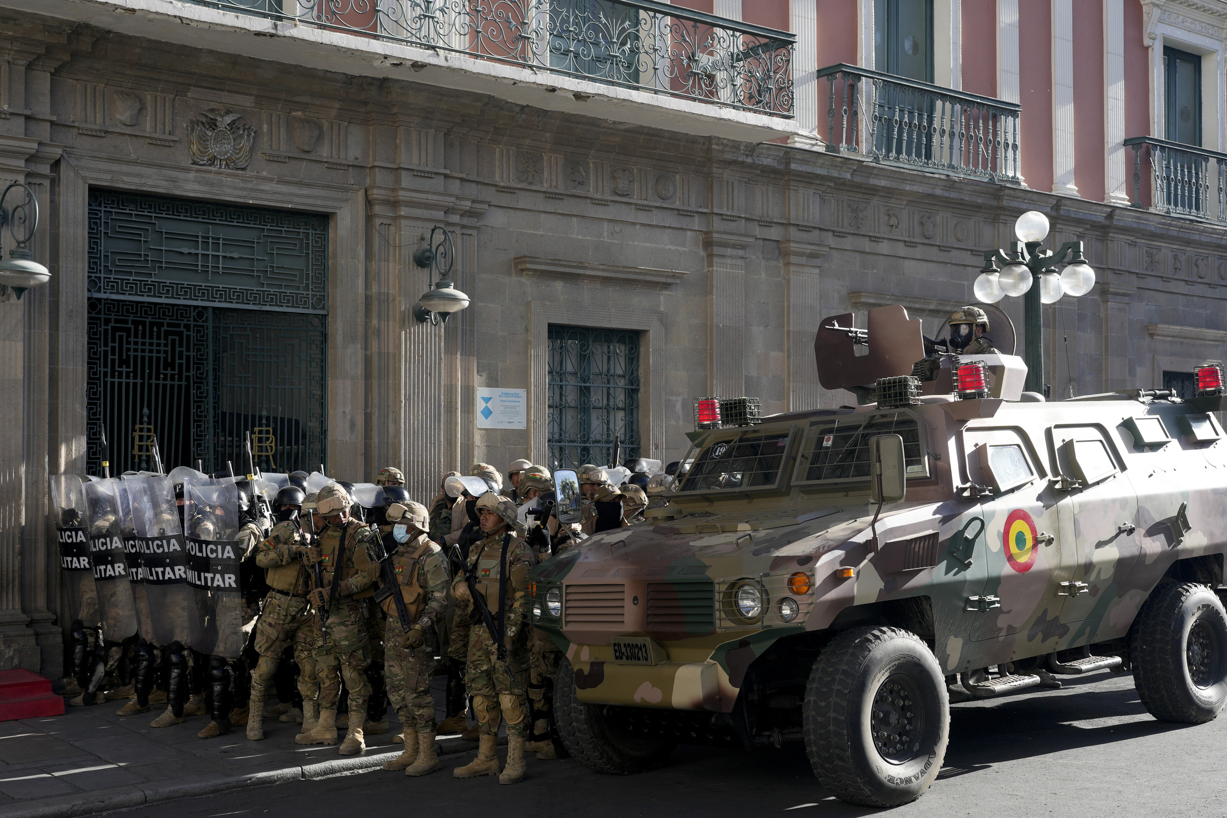 Xe bọc thép và cảnh sát quân sự bên ngoài Phủ Tổng thống Bolivia ở La Paz ngày 26/6. Ảnh: AP