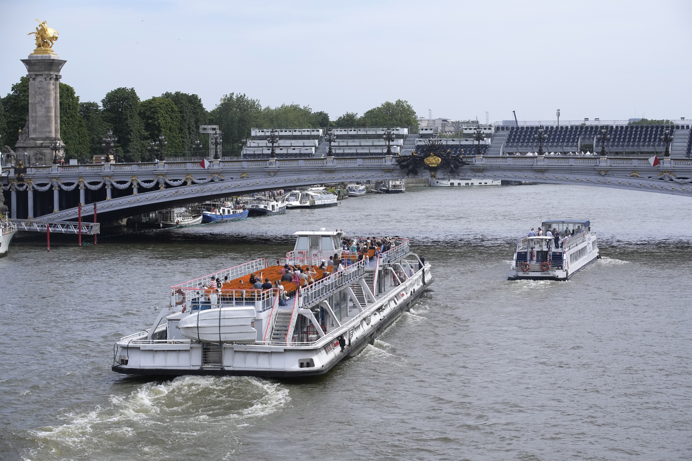 Đoạn sông Seine gần cầu Alexandre III ngày 28/6. Ảnh: AP