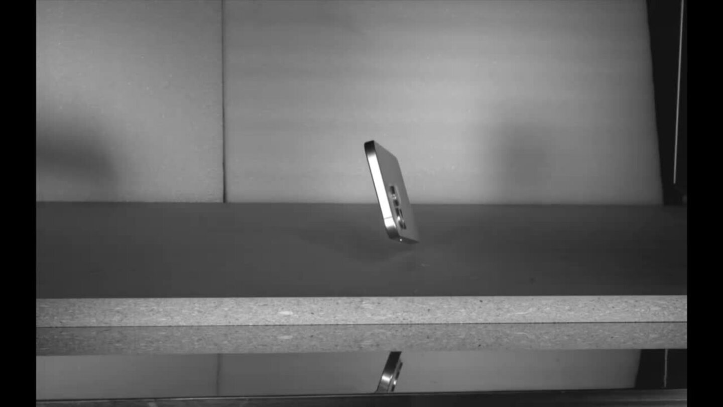 Apple thử chống nước iPhone 15 như nào