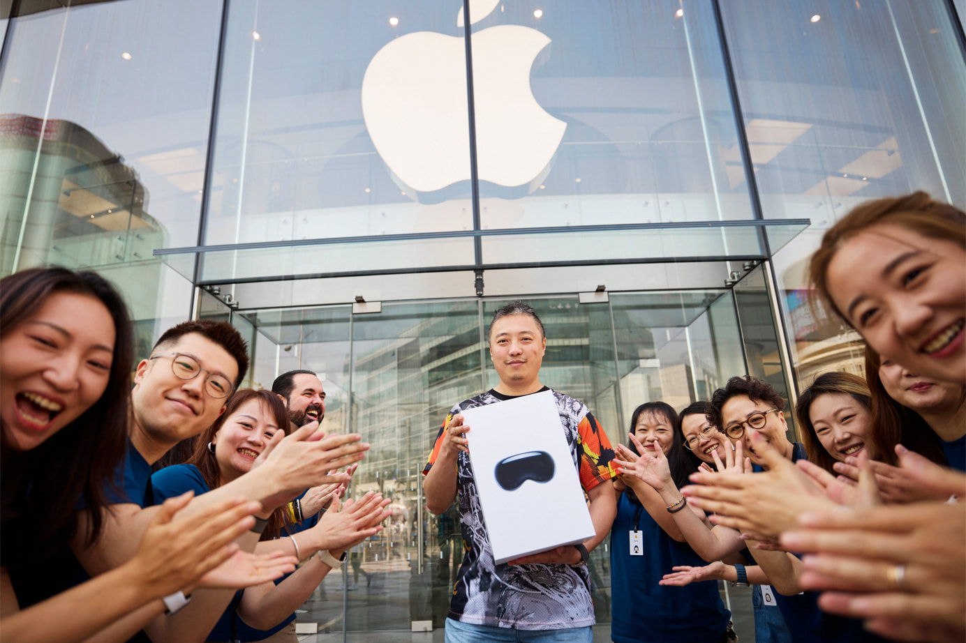 Apple khoe ảnh châu Á hào hứng với Vision Pro