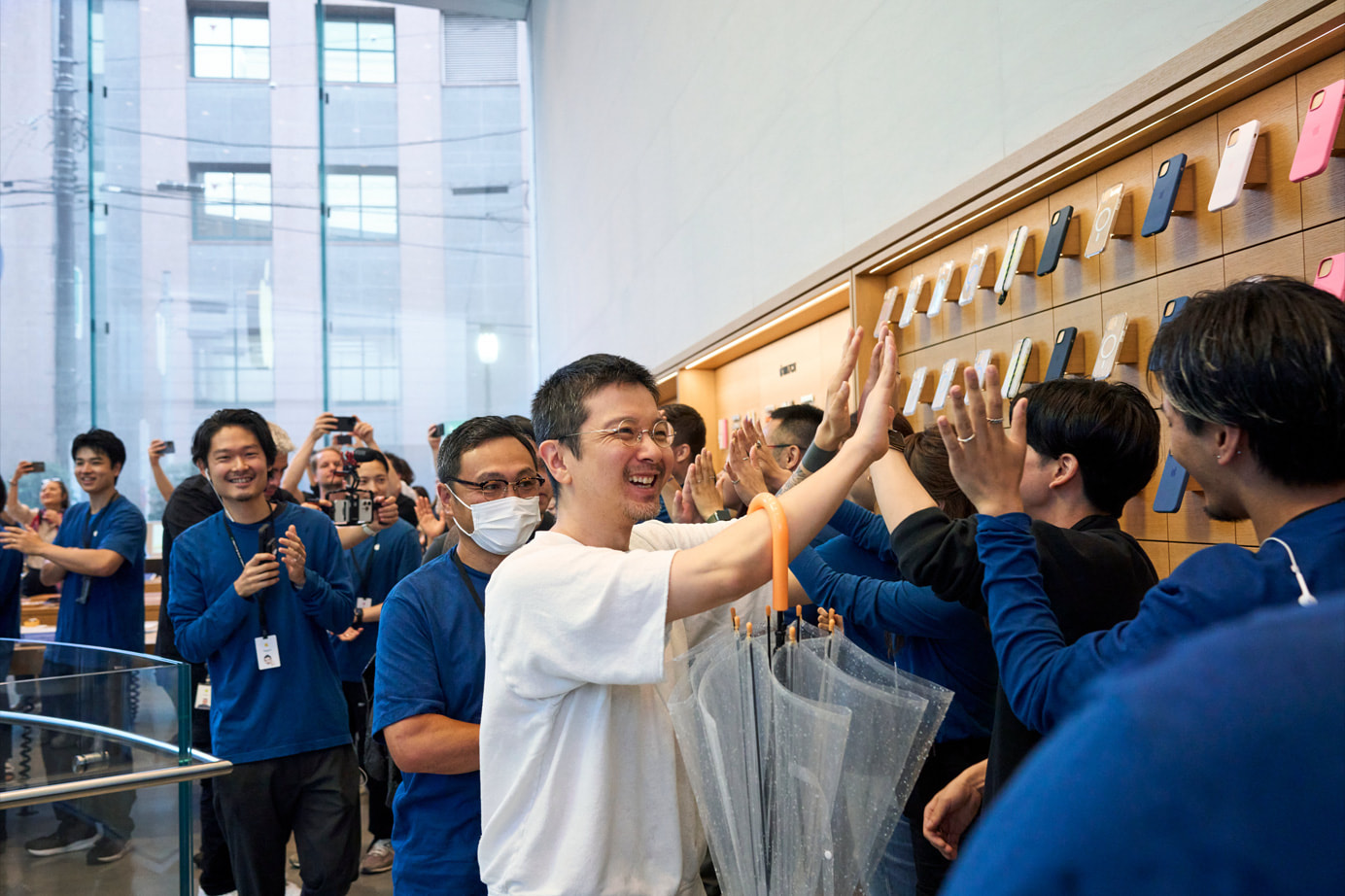 Tại Apple Store ở Omotesando, Tokyo, hàng trăm người cũng đến trải nghiệm và mua sắm khi Vision Pro được bán ra. Các nhân viên xếp hàng dài chào mừng khách hàng.