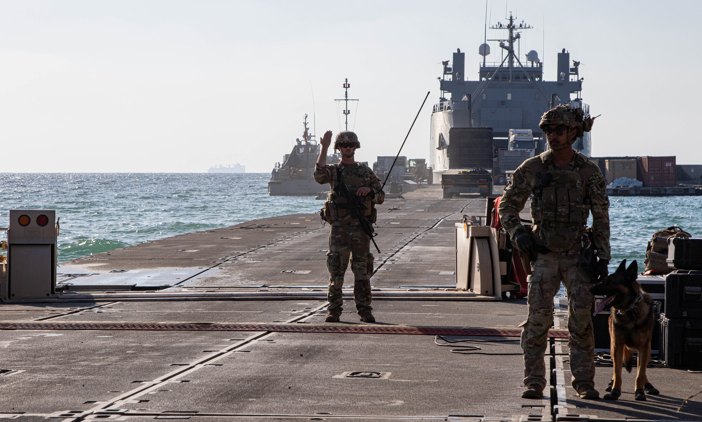 Lính lục quân Mỹ triển khai trên cầu tàu viện trợ Dải Gaza hôm 22/6. Ảnh: US Army