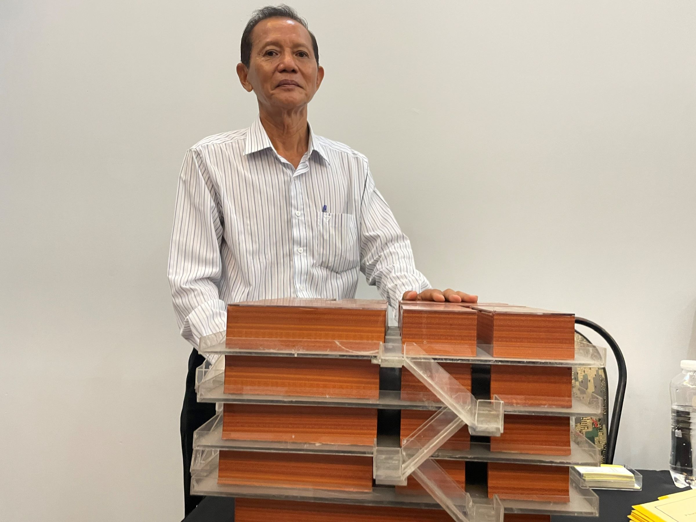 Kỹ sư Trần Văn Tuấn bên mô hình cầu trượt thoát hiểm cho tòa nhà cao tầng. Ảnh: Hà An