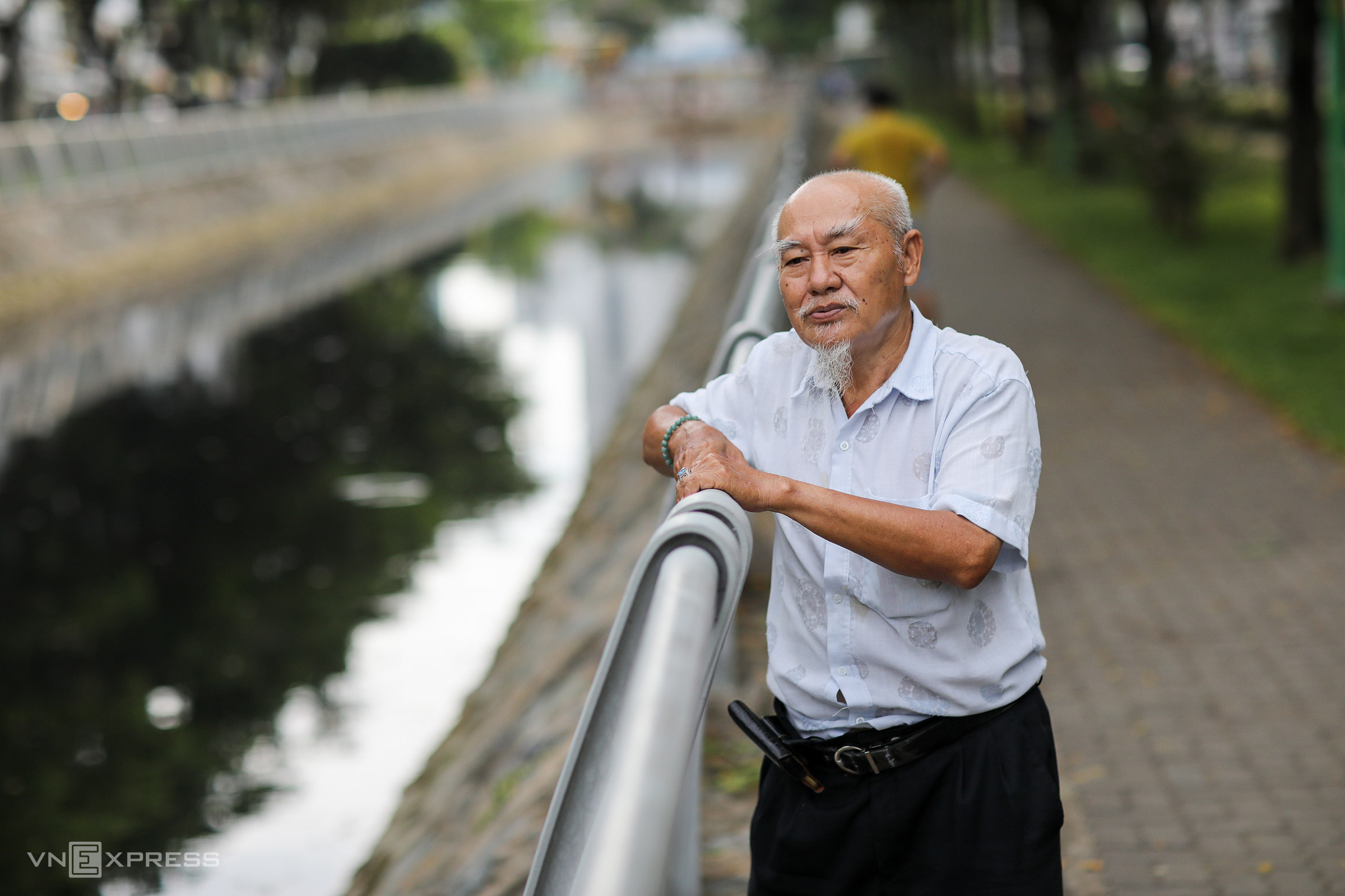 Một cụ ông tại công viên bên bờ kênh Hàng Bàng (quận 6), tháng 5/2022. Ảnh: Quỳnh Trần