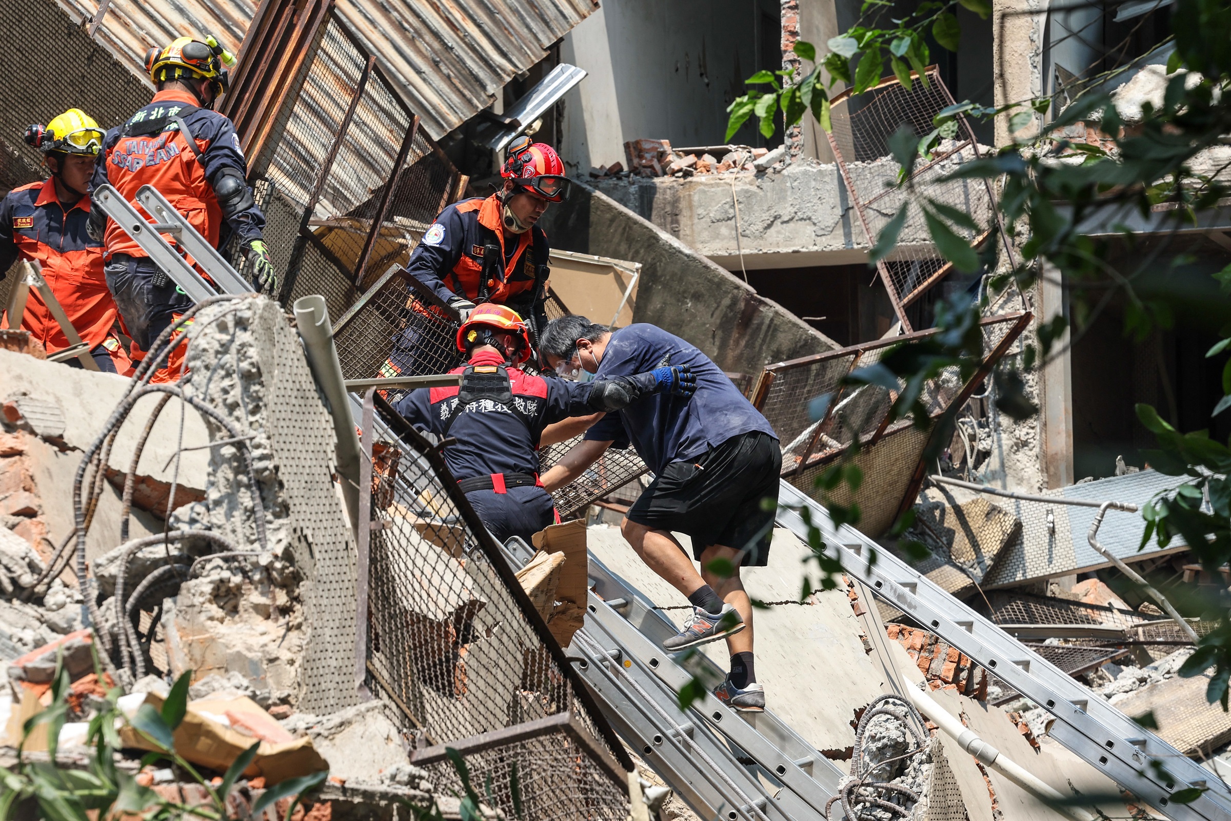 Lực lượng cứu hộ giải cứu một người tại Tân Bắc, đảo Đài Loan, sau động đất sáng 3/4. Ảnh: AFP
