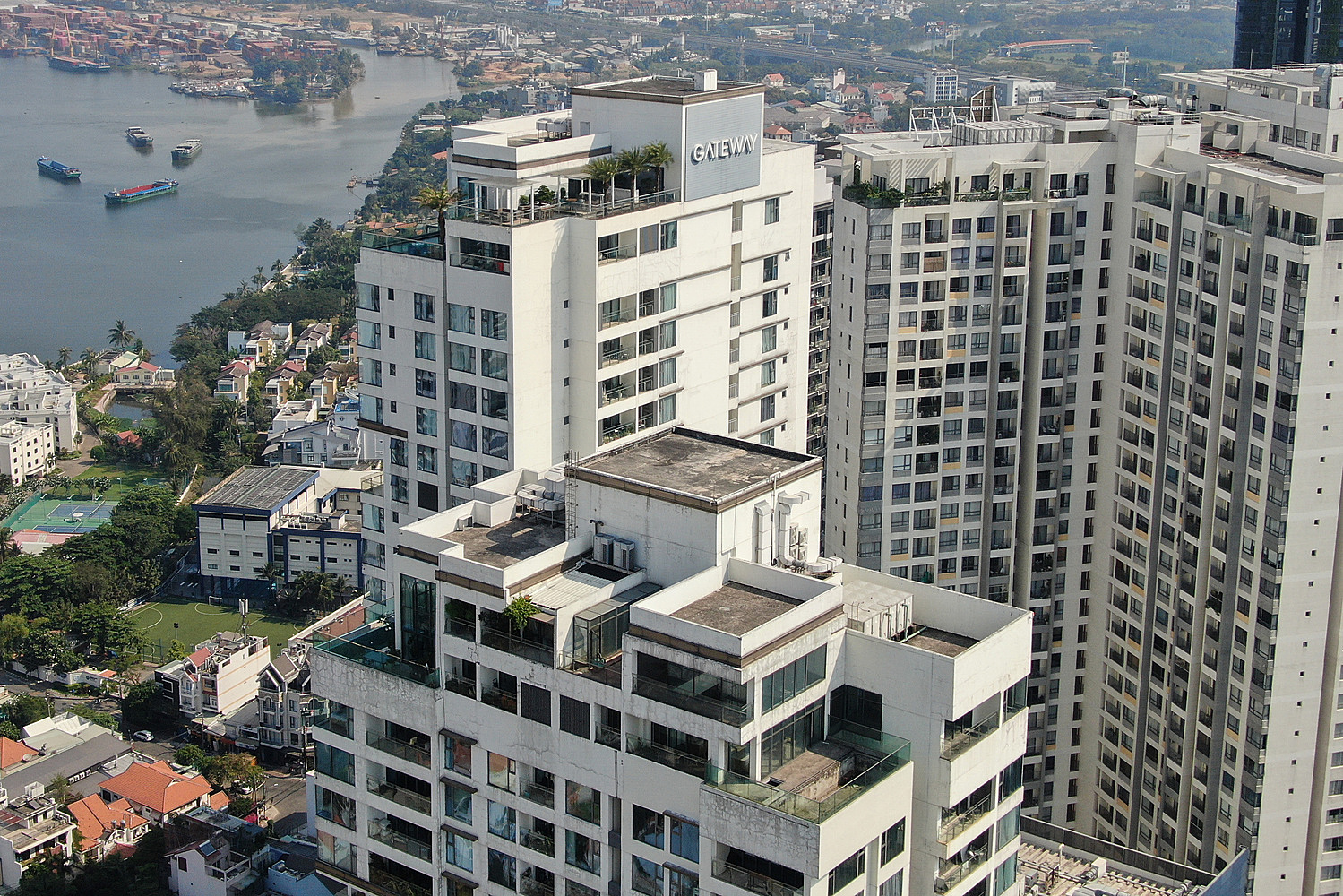 Một dãy tòa căn hộ dọc theo Xa lộ Hà Nội, TP Thủ Đức. Ảnh: Quỳnh Trần