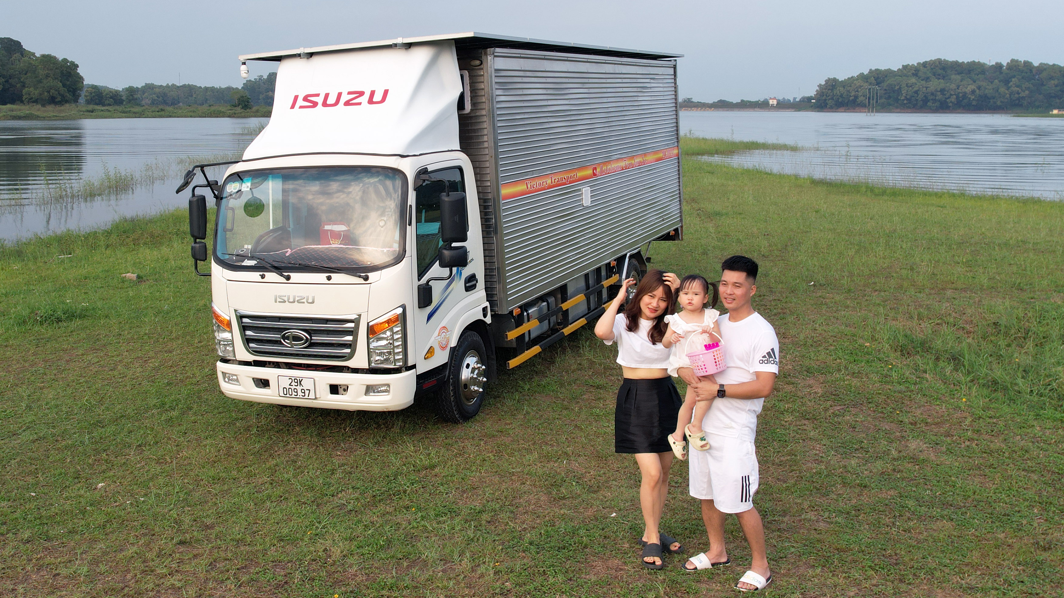 Độ xe tải thành nhà di động đưa gia đình đi du lịch