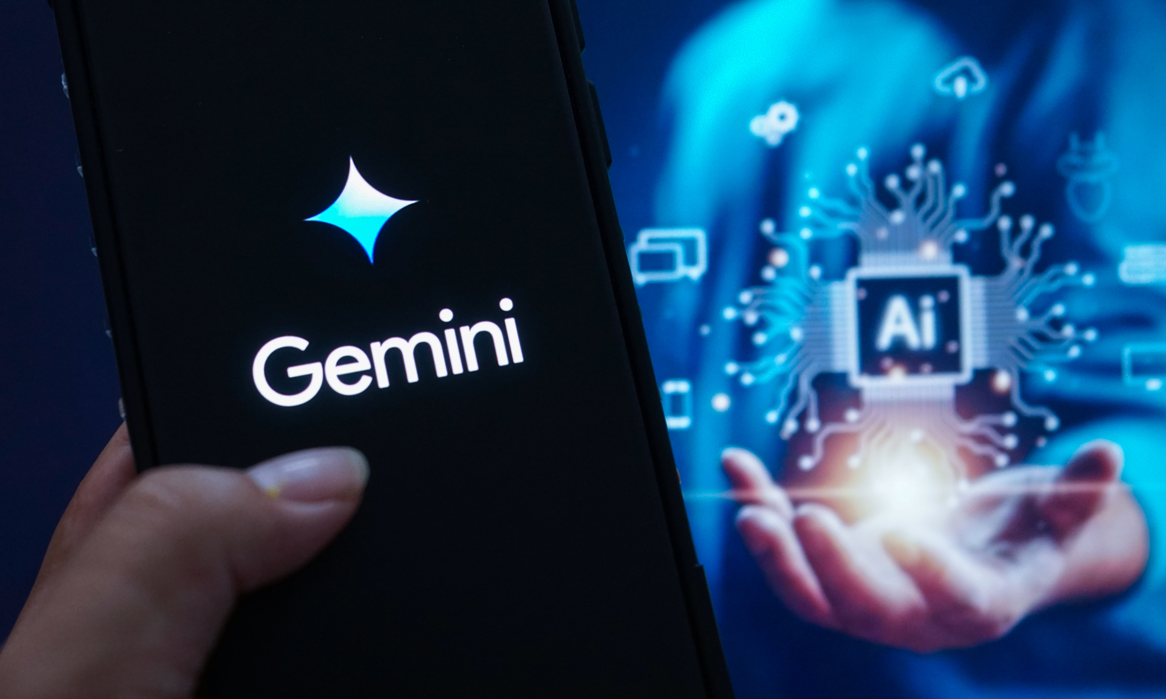 Logo Google Gemini hiển thị trên một chiếc smartphone. Ảnh: Bảo Lâm