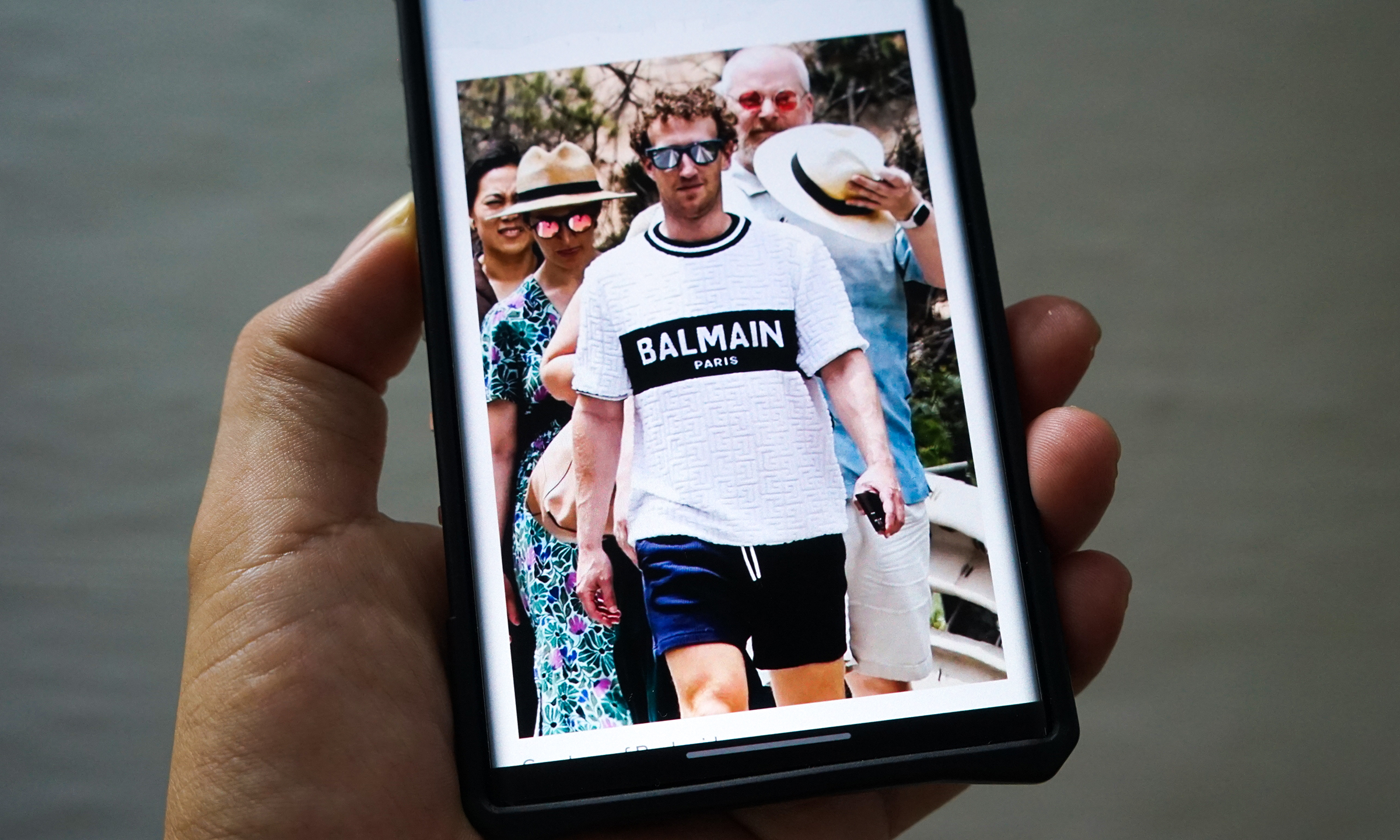 Hình ảnh Zuckerberg với thời trang mới trên một chiếc smartphone. Ảnh: Bảo Lâm