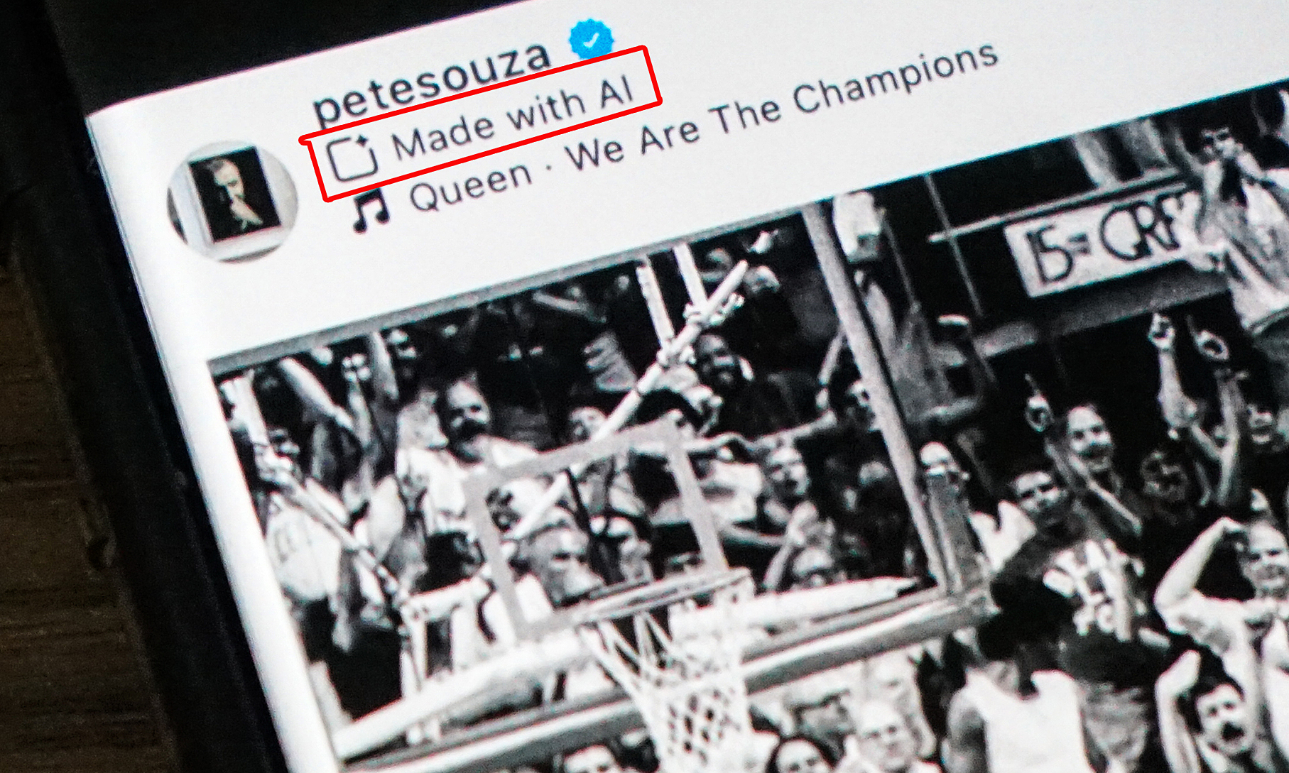 Một bức ảnh của nhiếp ảnh gia Pete Souza bị dán nhãn Made with AI trên Instagram hiển thị trên smartphone. Ảnh: Bảo Lâm