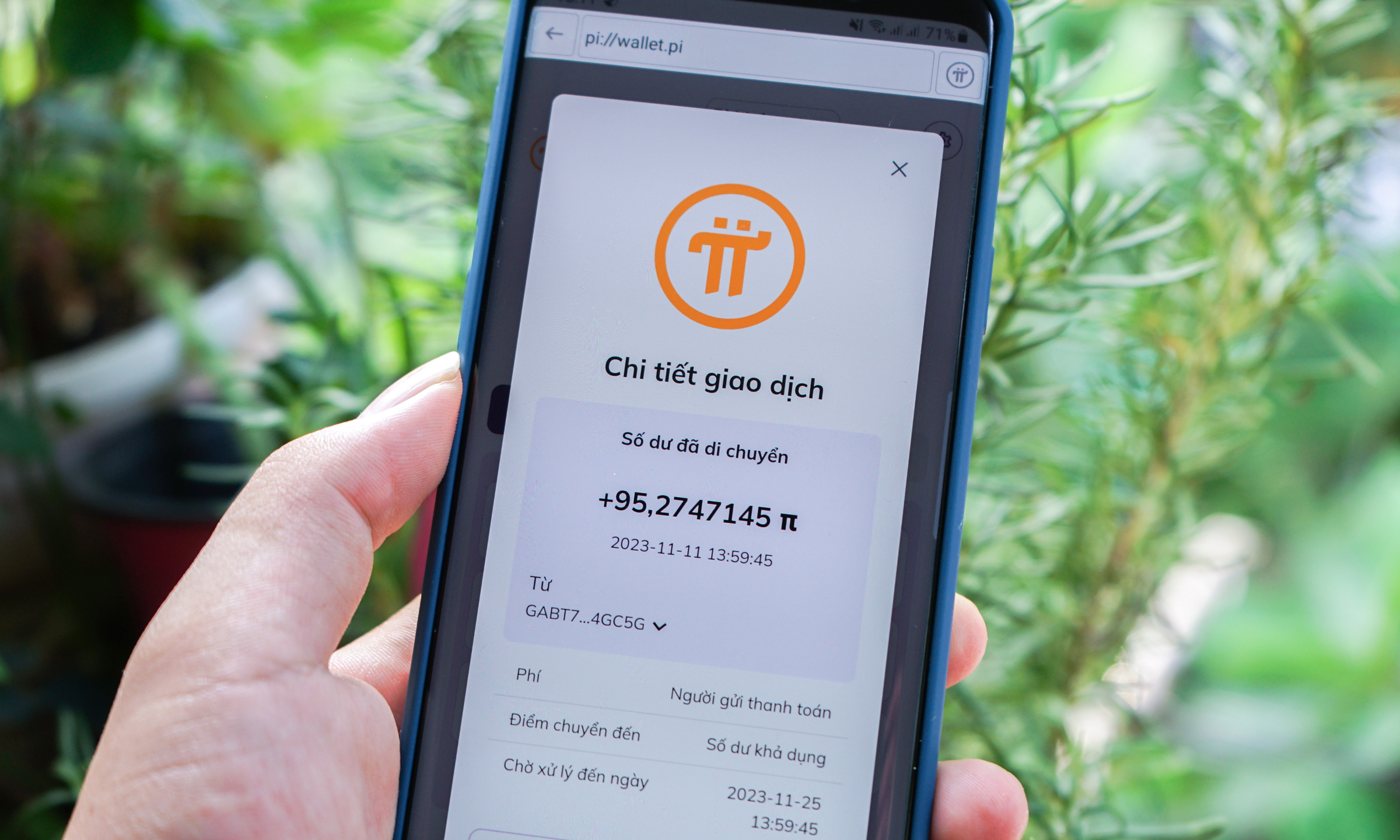 Một smartphone hiển thị chi tiết giao dịch tiền ảo Pi. Ảnh: Bảo Lâm