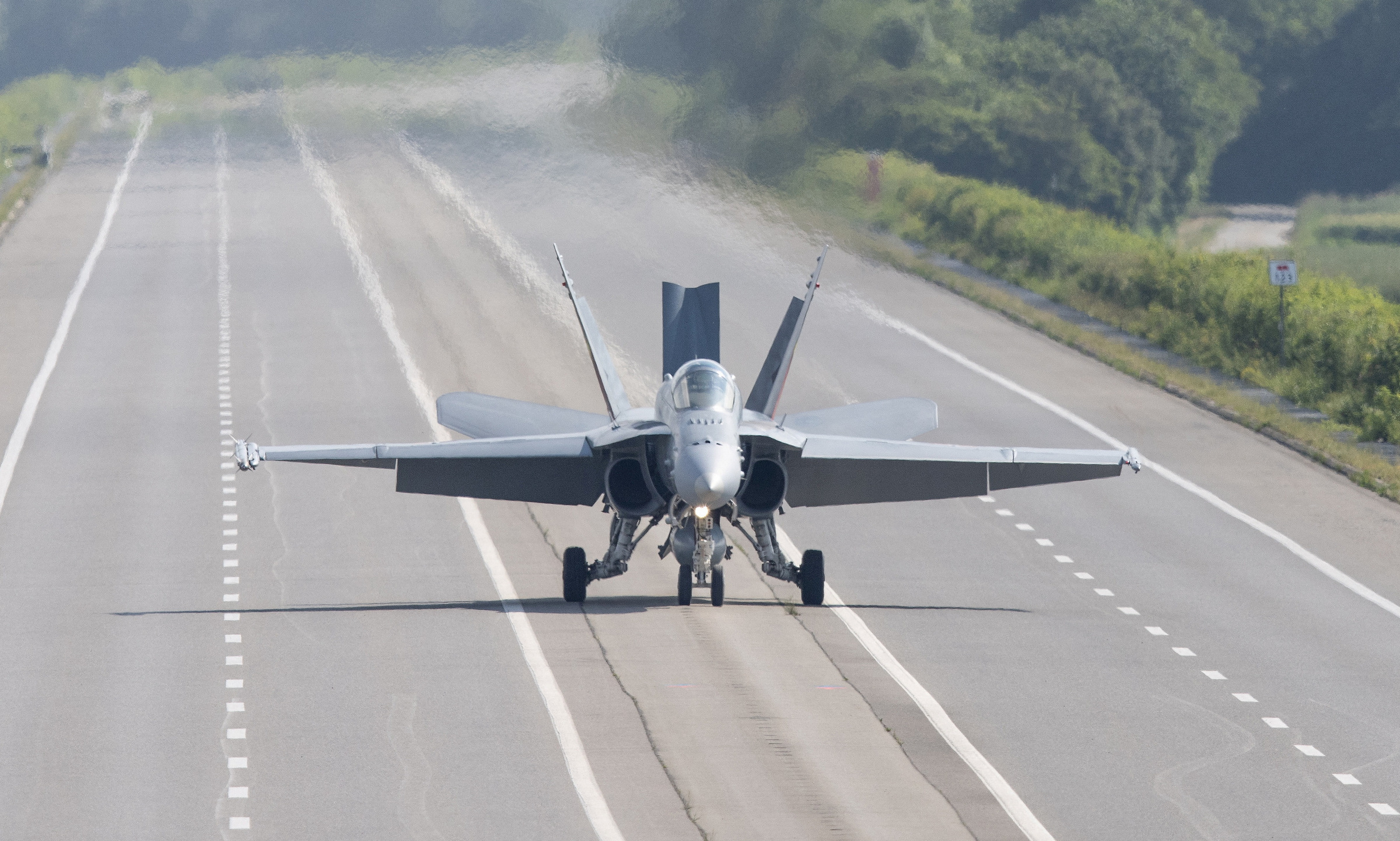 Tiêm kích F/A-18 Thụy Sĩ mở phanh gió khi hạ cánh xuống đường cao tốc A1 hôm 5/6. Ảnh: Reuters