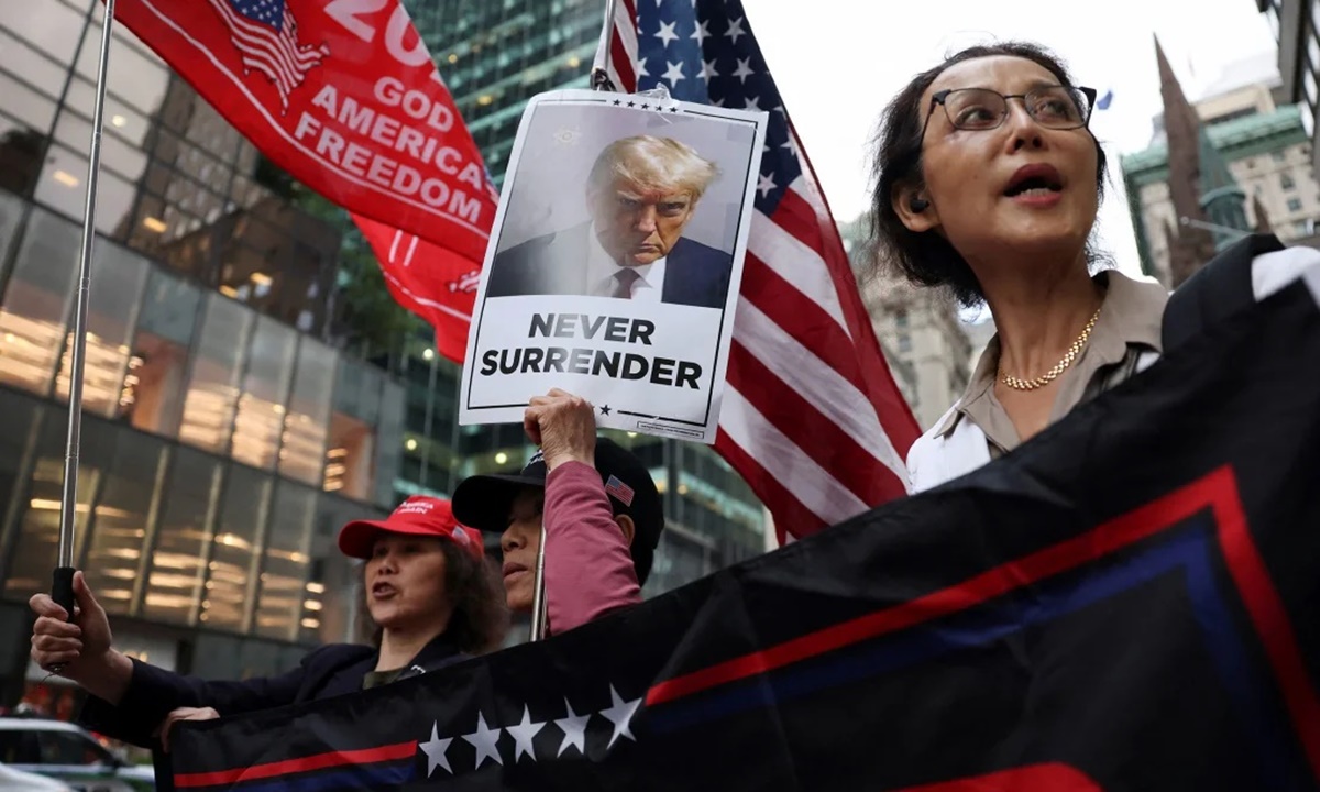 Những người ủng hộ cựu tổng thống Trump đổ xuống đường phố New York sau phán quyết hôm 30/5 của bồi thẩm đoàn tuyên bố ông có tội trong vụ kiện chi tiền bịt miệng. Ảnh: Reuters