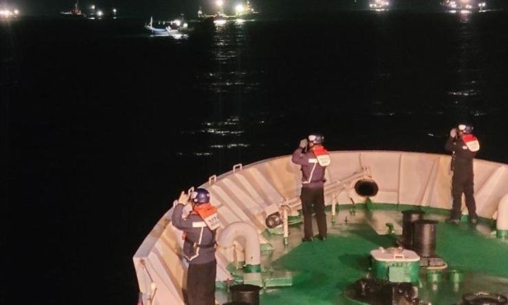 Cảnh sát Biển Hàn Quốc tìm thuyền viên mất tích trên tàu cá bị chìm ngoài khơi đảo Yokji ngày 14/3. Ảnh: Yonhap