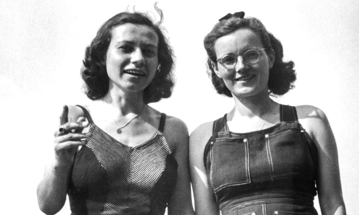 Elisabeth Lilly Wust (phải) và Felice Schragenheim trong bức ảnh chụp chung bên bờ sông Havel tháng 8/1944. Ảnh: Bảo tàng Do Thái Berlin