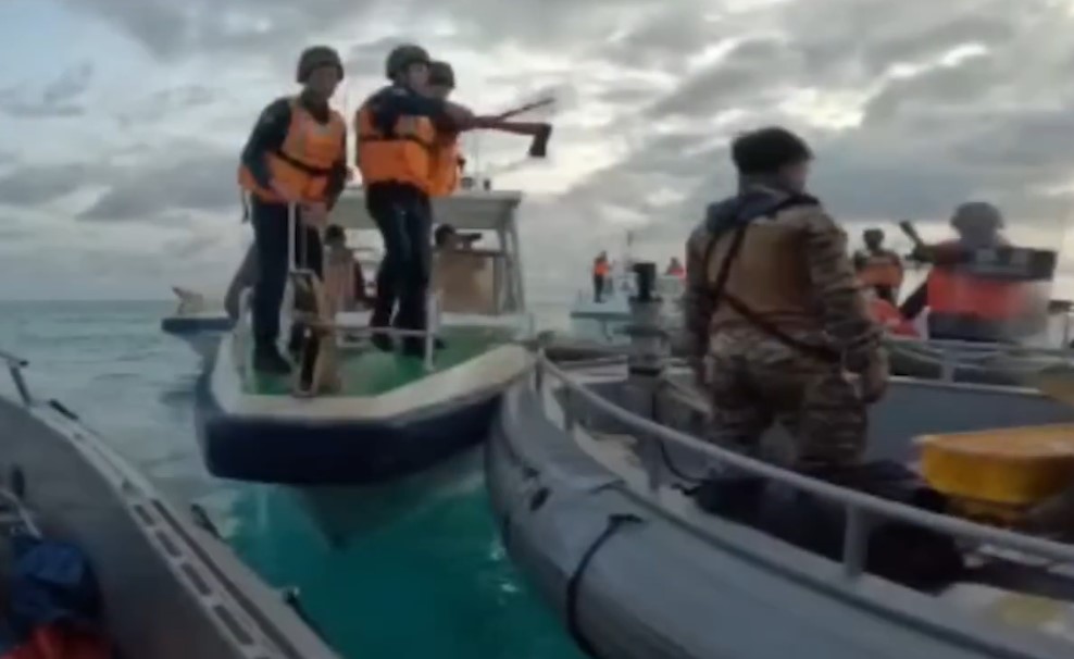 Hải cảnh Trung Quốc dùng vũ khí đe dọa lính Philippines