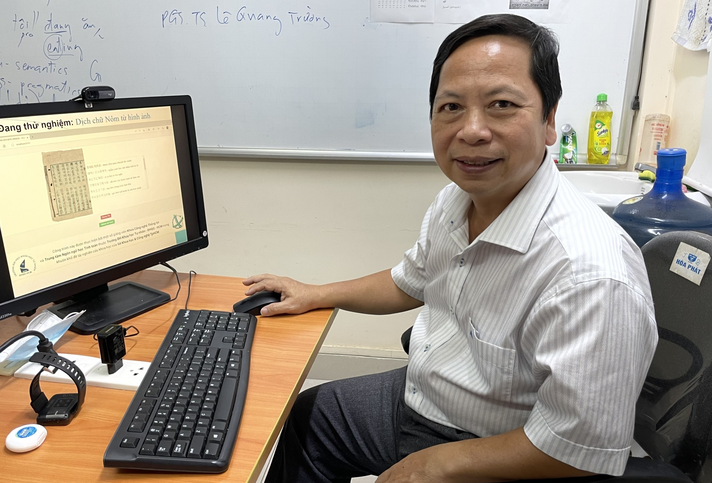 PGS.TS Đinh Điền, Trưởng nhóm nghiên cứu dùng mô hình máy học dịch chữ Nôm sang chữ Quốc ngữ. Ảnh: Hà An