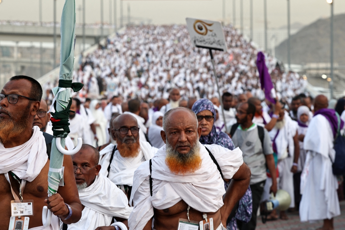 Đoàn người hành hương đổ về Mina, gần thánh địa Mecca, ngày 16/6, để thực hiện nghi thức ném đá quỷ dữ. Ảnh: AFP