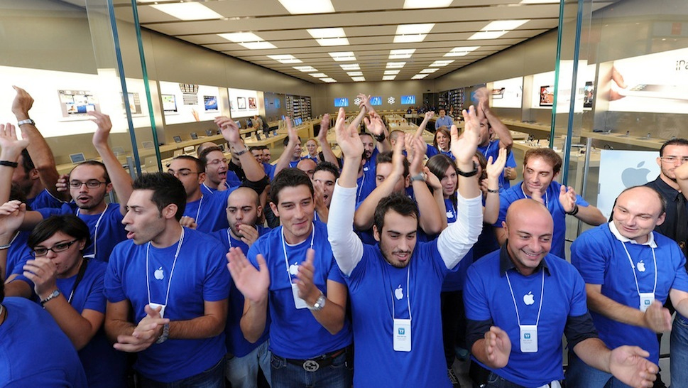 Nhân viên Apple Store tại Mỹ đón khách khi mở bán iPhone 6 năm 2014. Ảnh: New Mobile Life