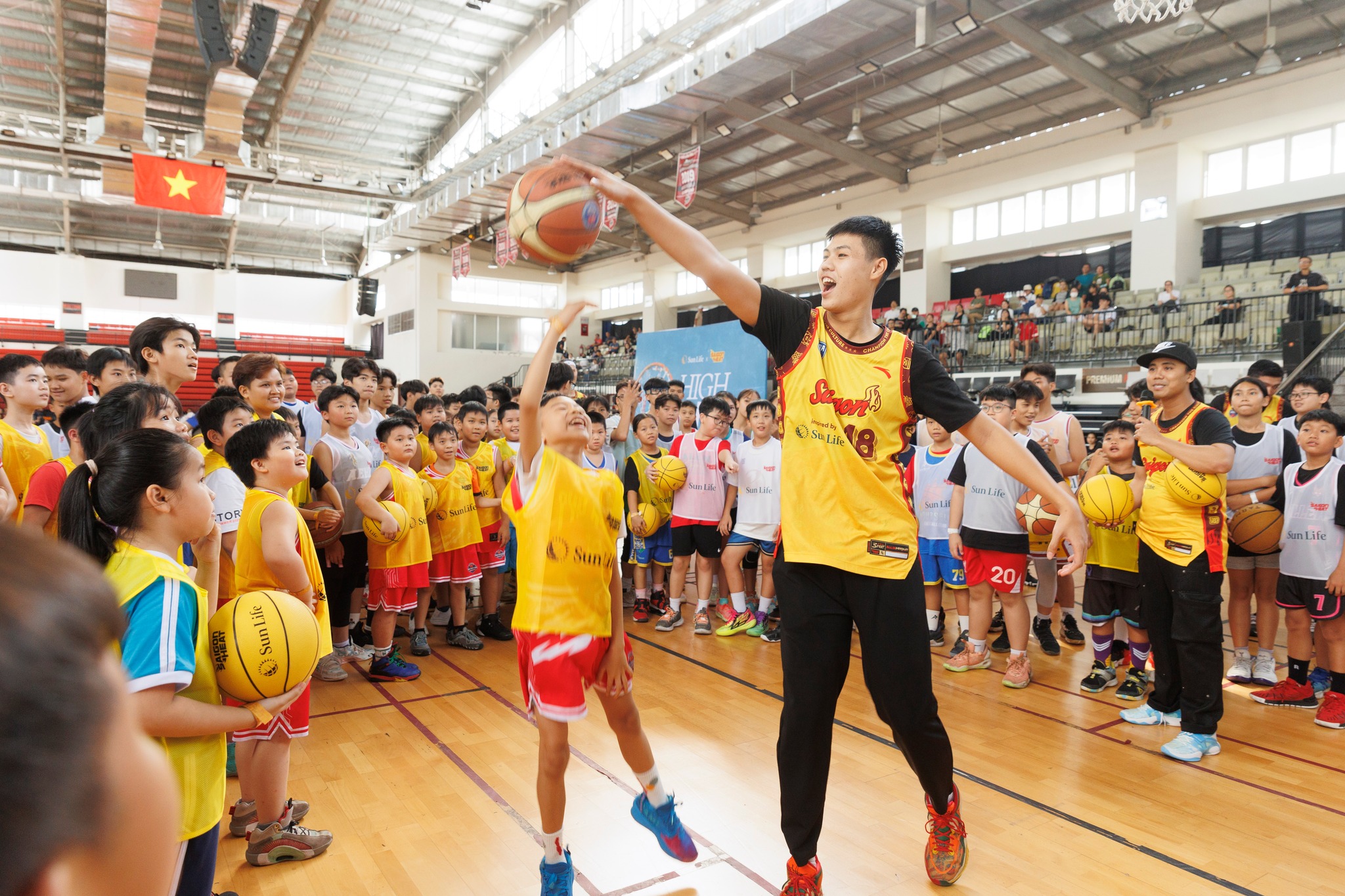 Ngày hội bóng rổ High Hoop dành cho trẻ em từ 8 đến 13 tuổi. Ảnh: Sun Life Việt Nam