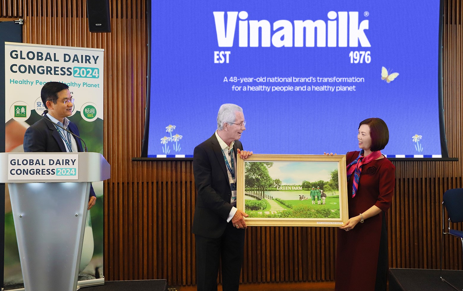Đại diện Vinamilk trao bức trang trang trại Green Farm cho ông Richard Hall, Chủ tịch Hội nghị sữa toàn cầu. Ảnh: Vinamilk