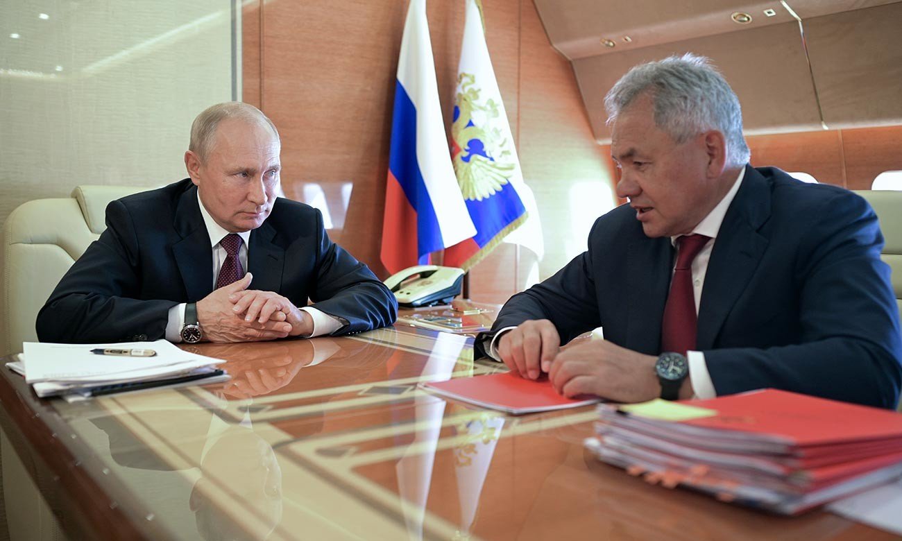 Tổng thống Putin và ông Sergei Shoigu, khi đó là Bộ trưởng Quốc phòng Nga, trên chuyên cơ Il-96-300PU hồi năm 2014. Ảnh: RBTH
