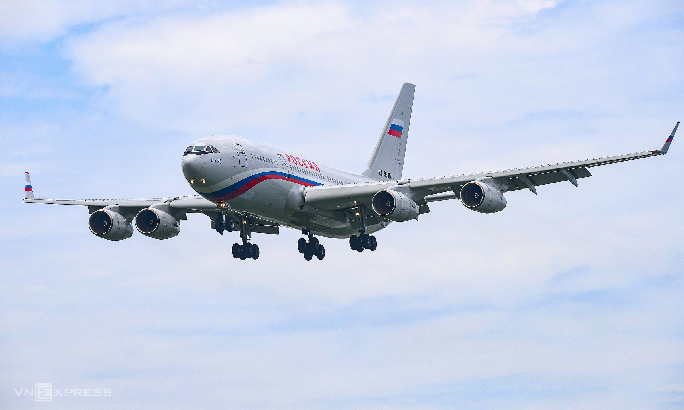 Máy bay Il-96-300PU của Nga hạ cánh xuống sân bay Nội Bài hôm 13/6. Ảnh: Giang Huy