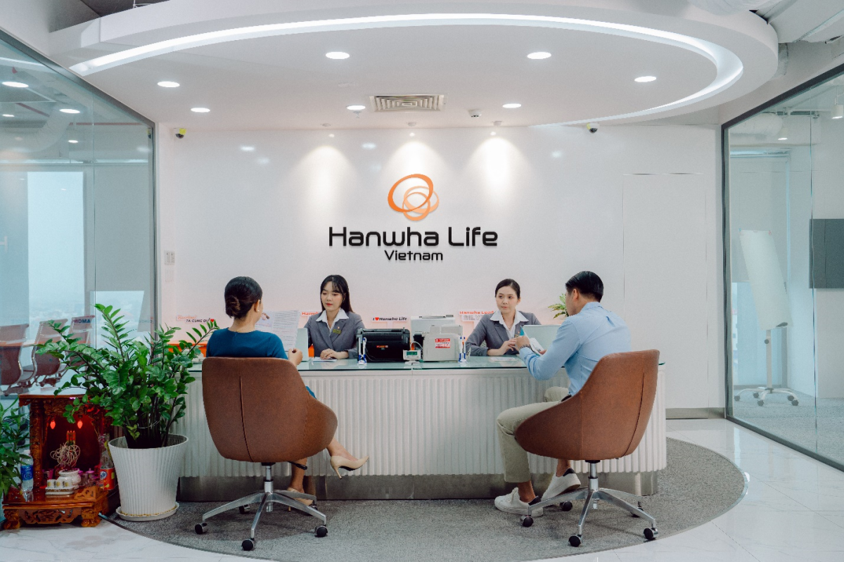 Nhân viên Hanwha Life Việt Nam tư vấn và chăm sóc khách hàng. Ảnh: Hanwha Life Việt Nam