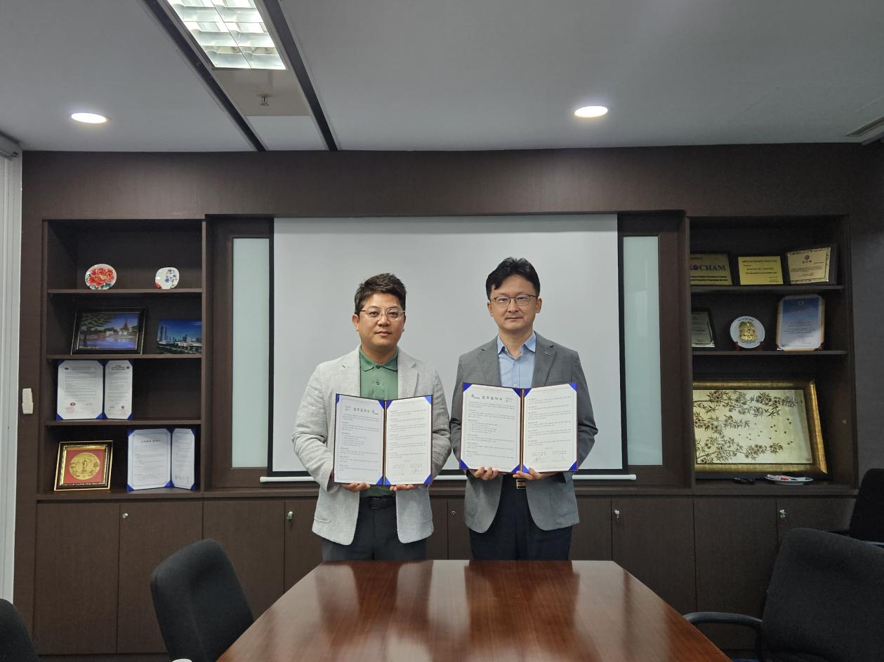 Tổng Giám đốc Jeong In-ho - Diamond Plaza và ông Lee Jeong Seock - Trưởng Văn phòng Đại diện Hiệp hội Thương mại Hàn Quốc (KITA) tại TP HCM.