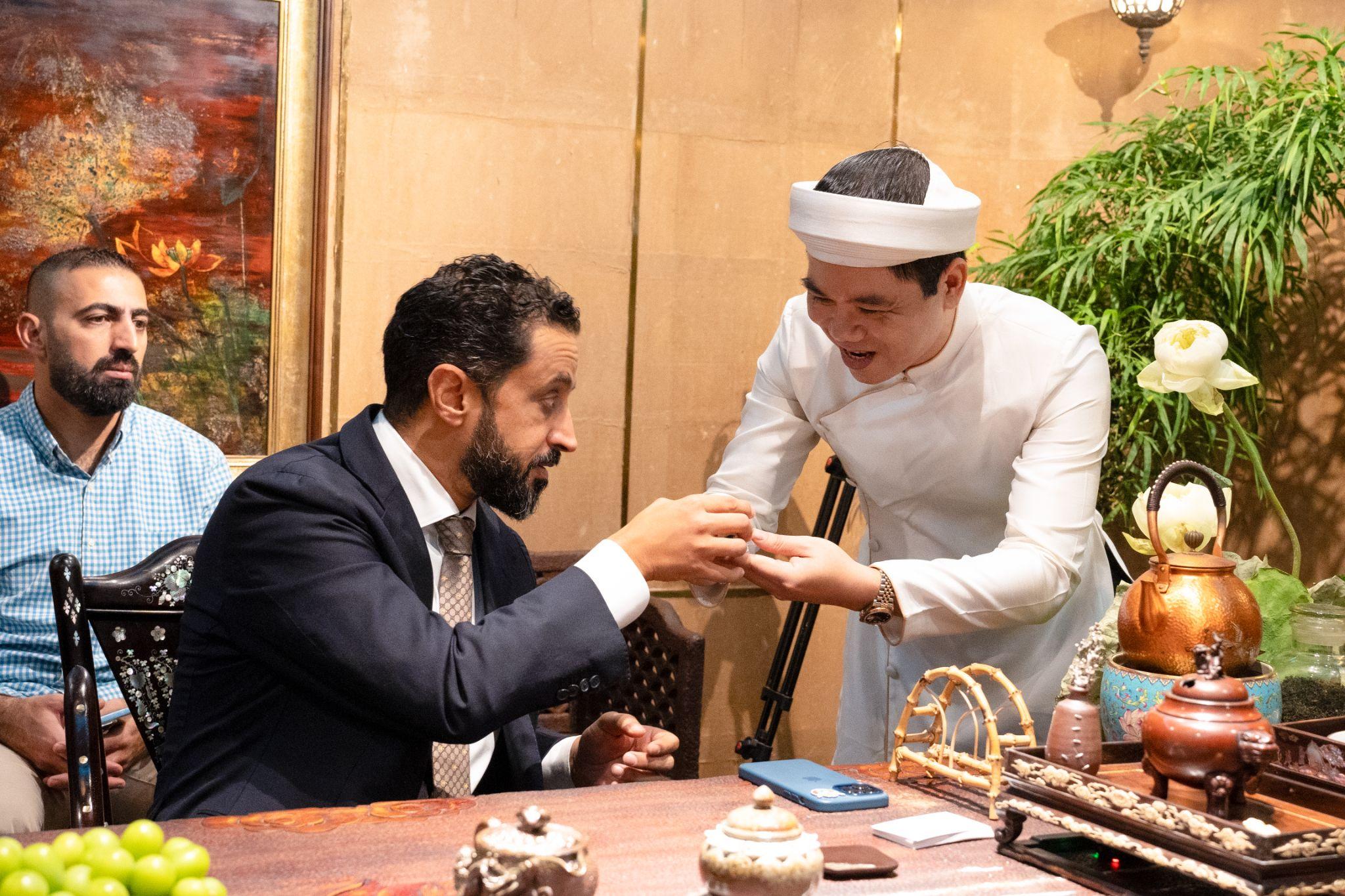 Tỷ phú Dubai thưởng trà Việt. Ảnh: Jemmia