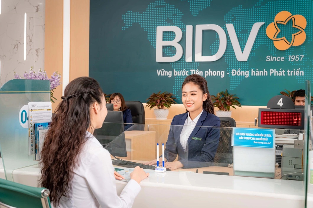 BIDV hỗ trợ khách hàng cập nhật bảo mật sinh trắc học tại chi nhánh, quầy giao dịch. Ảnh: BIDV