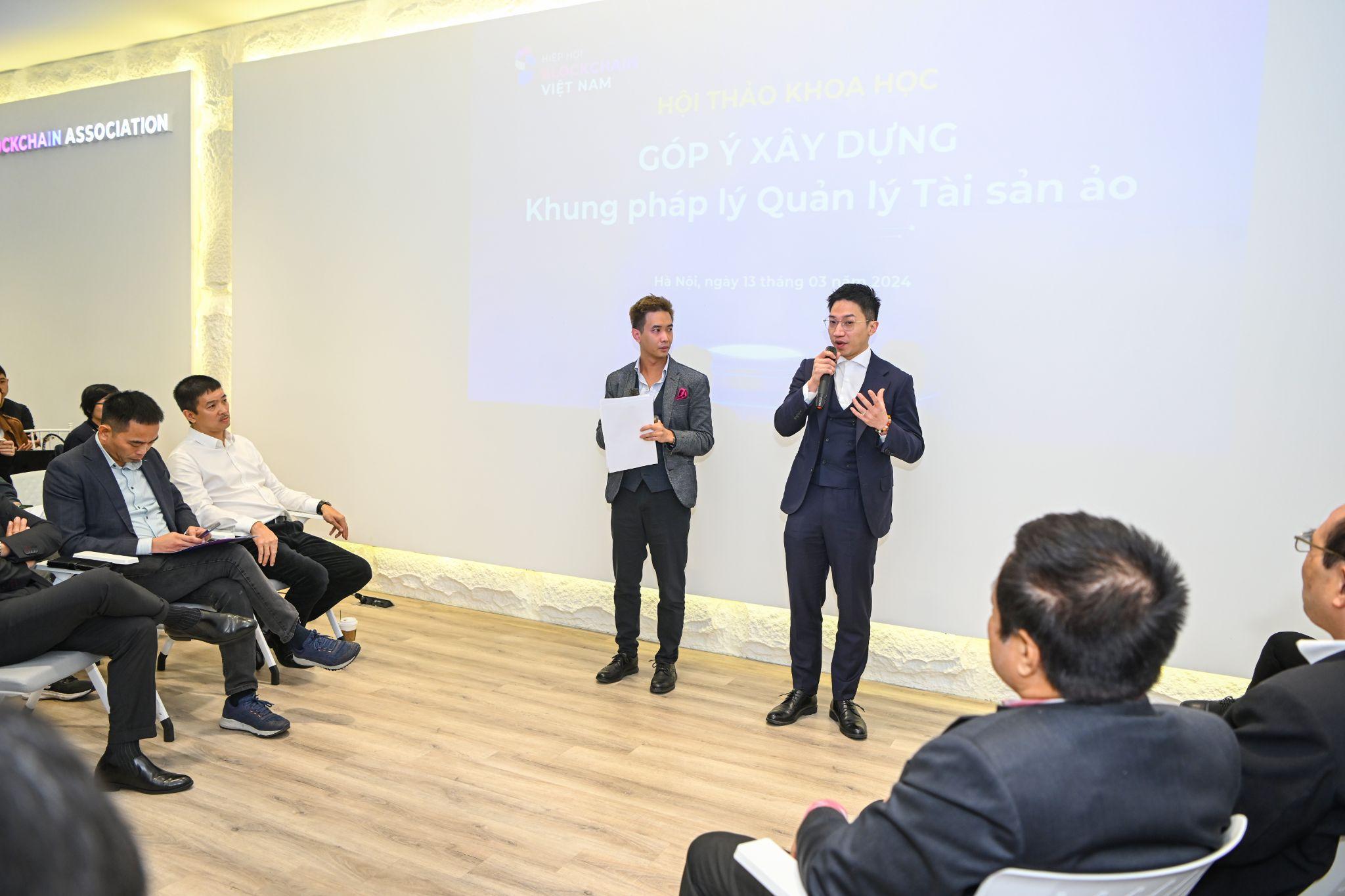 Ông Joe Tu (bên phải), đại diện CoinEx cam kết tuân thủ đúng các quy định pháp lý của Việt Nam.