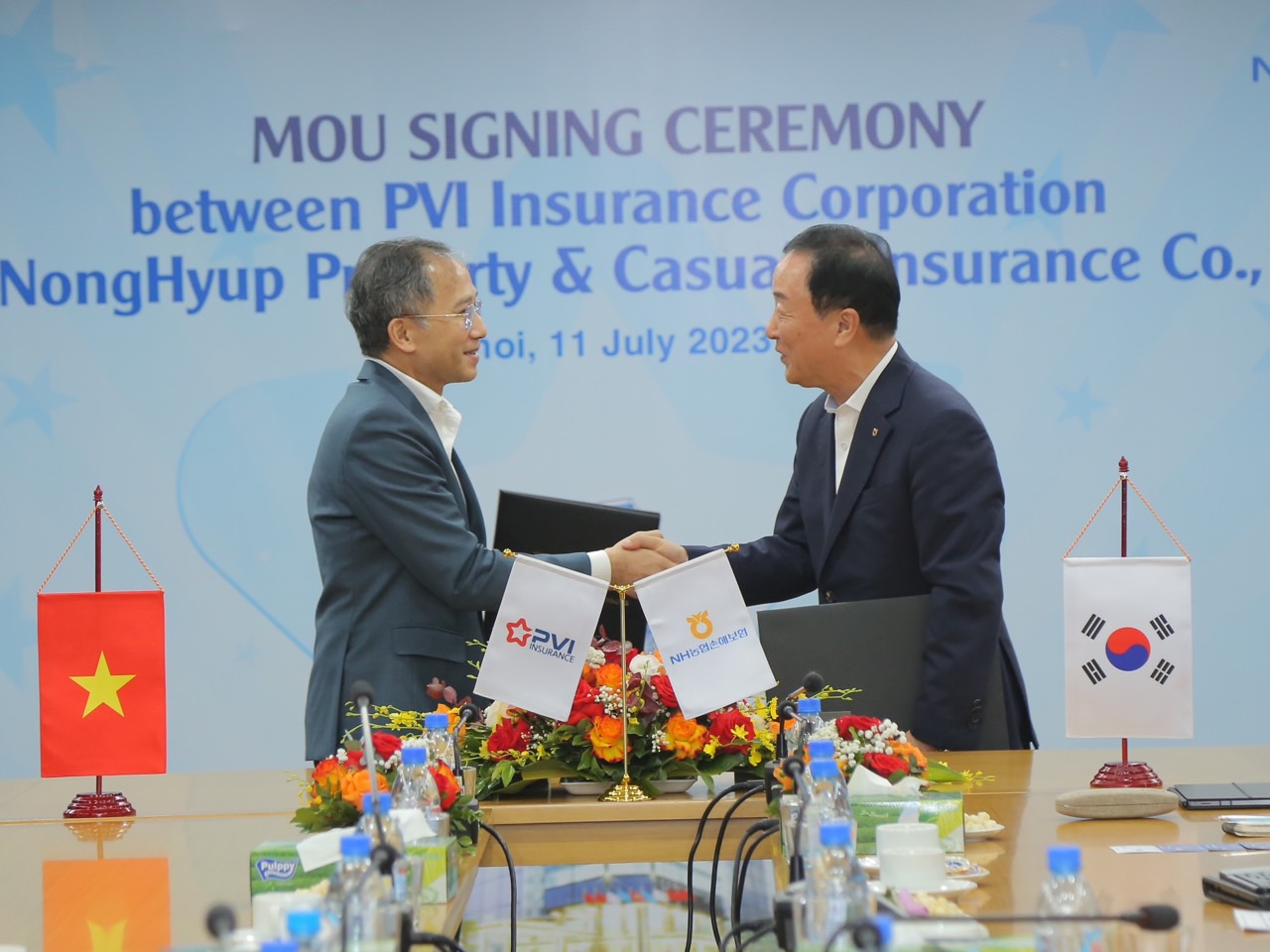 Ông Dương Thanh Francois và ông Choi Mun Seob ký kết hợp tác. Ảnh: PVI