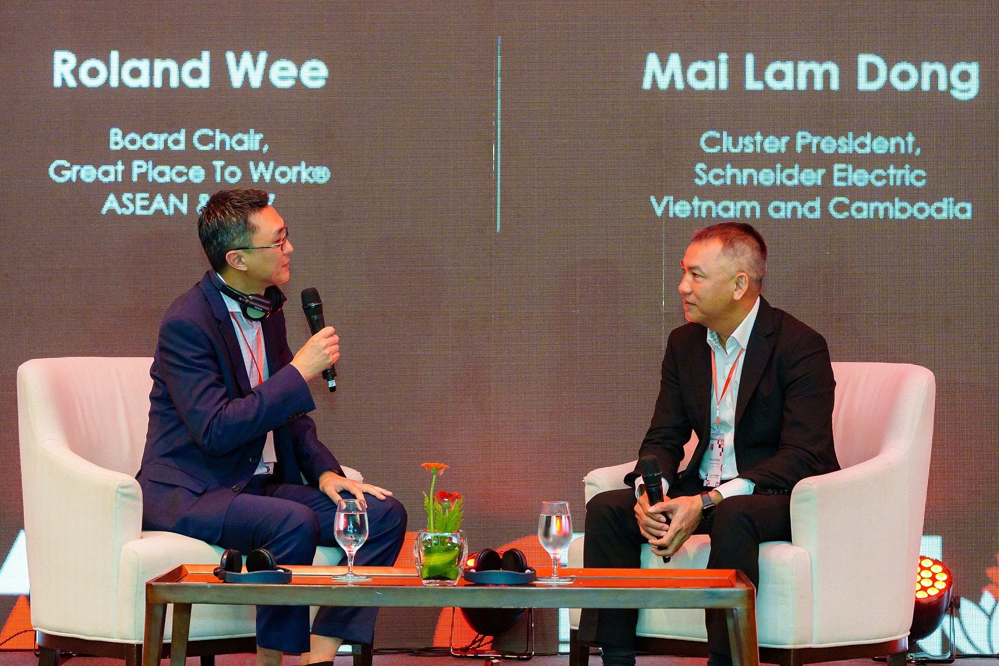 Ông Roland Wee (trái) trao đổi với đại diện một trong 25 công ty được vinh danh nơi làm việc xuất sắc hàng đầu Việt Nam 2024 hôm 23/5. Ảnh: GPTW