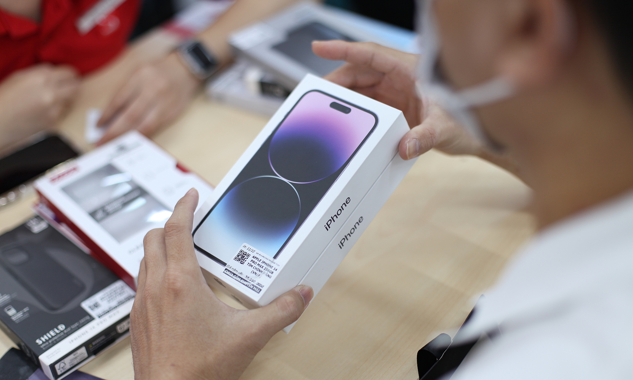 iPhone 14 Pro Max chính hãng bán ra tại Việt Nam từ tháng 10/2022. Ảnh: Khương Nha