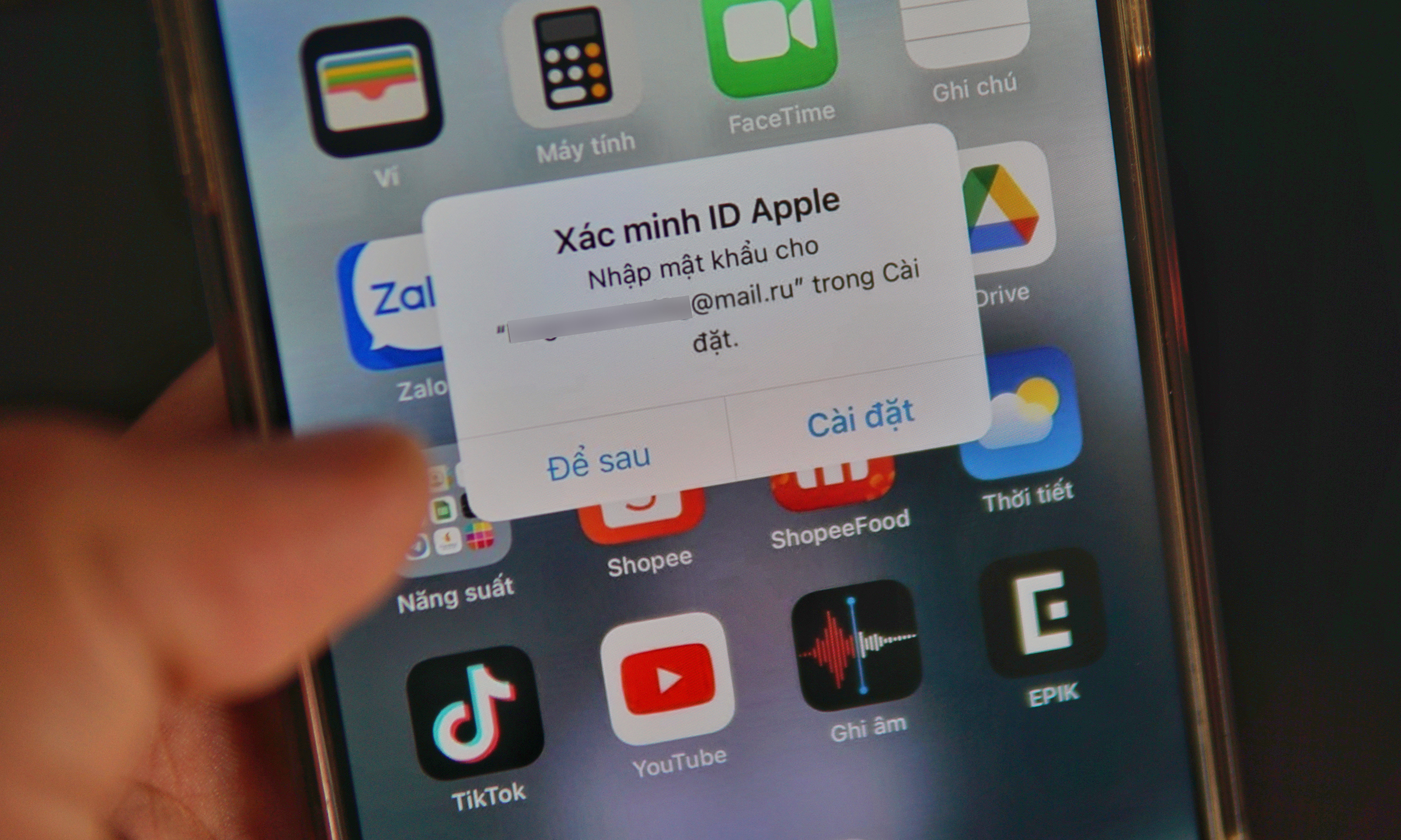 Thông báo Xác minh ID Apple đi kèm email lạ, xuất hiện trên iPhone của một người dùng. Ảnh: Lưu Quý