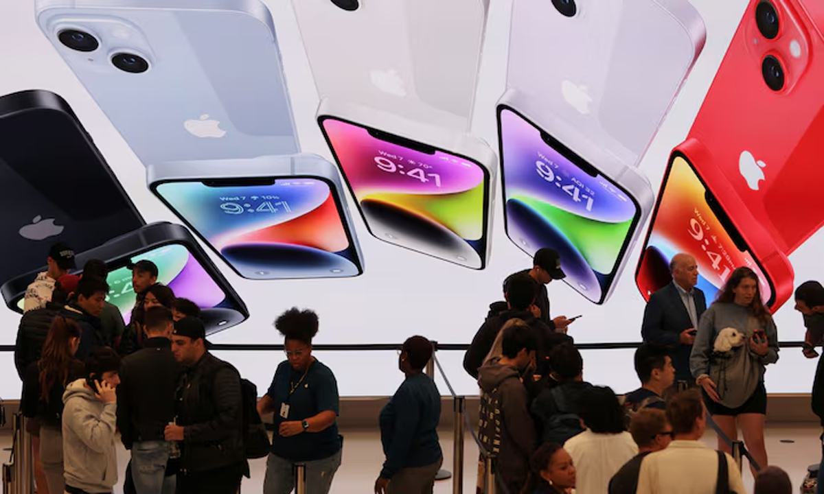 Người dùng xếp hàng mua iPhone 14 tại Apple Fifth Avenue, New York ngày 16/9/2022. Ảnh: Reuters