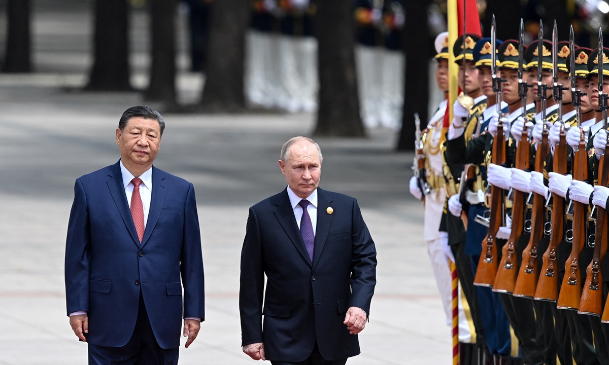 Chủ tịch Trung Quốc Tập Cận Bình đón Tổng thống Nga Vlaidmir Putin tại Bắc Kinh hôm 16/5. Ảnh: Reuters
