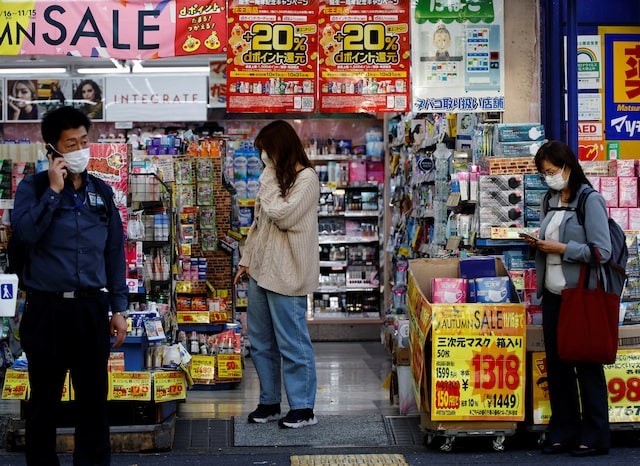 Người mua chọn đồ tại một cửa hàng ở Tokyo (Nhật Bản). Ảnh: Reuters