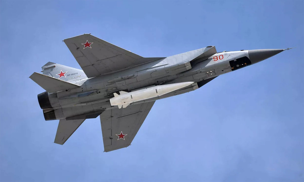 Tiêm kích MiG-31 Nga mang tên lửa Kinzhal bay qua thủ đô Moskva tháng 5/2018. Ảnh: RIA Novosti