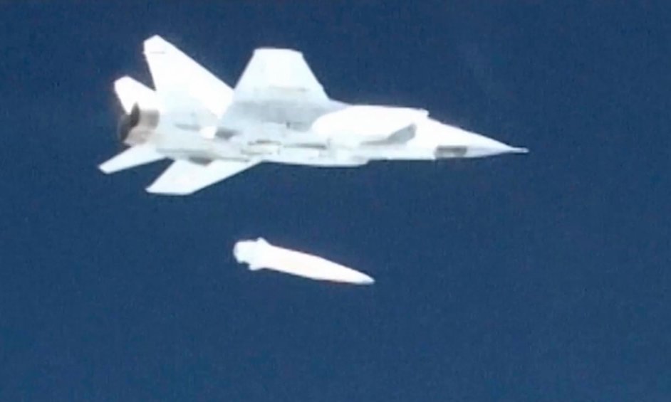 Tiêm kích MiG-31K Nga phóng tên lửa Kinzhal trong thử nghiệm năm 2018. Ảnh: BQP Nga