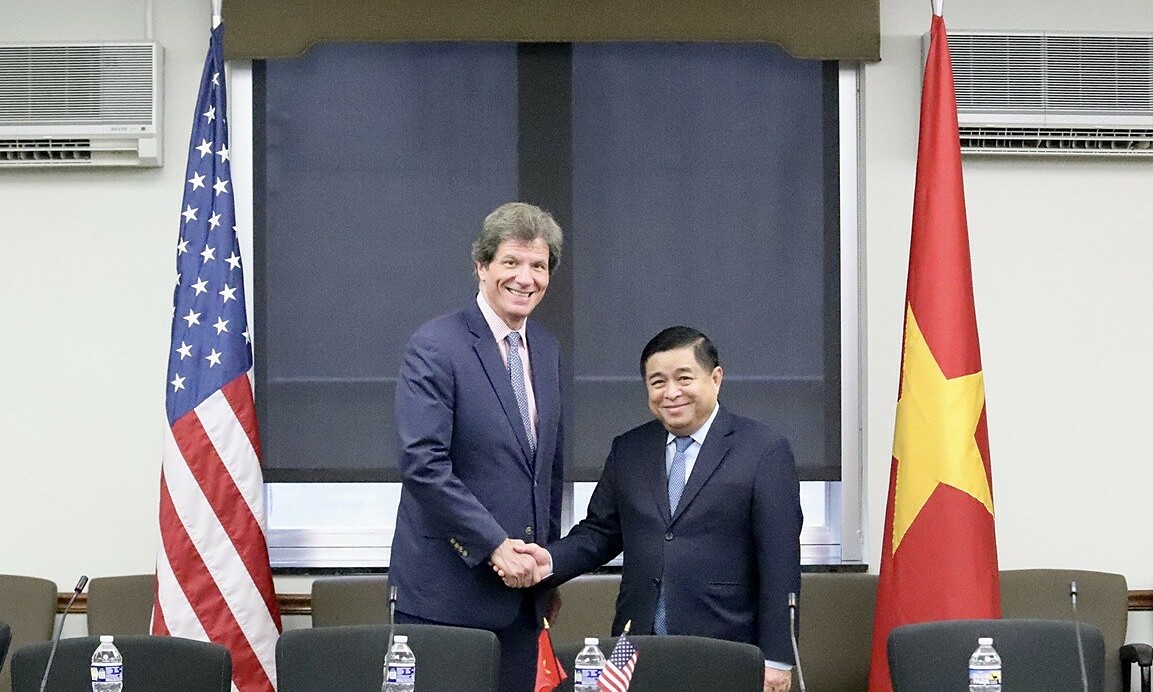 Bộ trưởng Kế hoạch & Đầu tư Nguyễn Chí Dũng và Thứ trưởng Ngoại giao Mỹ Jose Fernandez tại cuộc họp đối thoại kinh tế Việt Nam-Mỹ. Ảnh: MPI