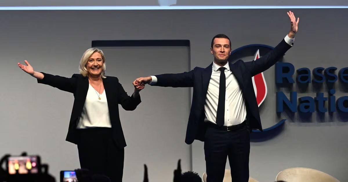 Bà Marine Le Pen và người kế nhiệm Jordan Bardella tại đại hội toàn quốc của đảng RN ở Paris, Pháp hồi tháng 11/2022. Ảnh: LExpress