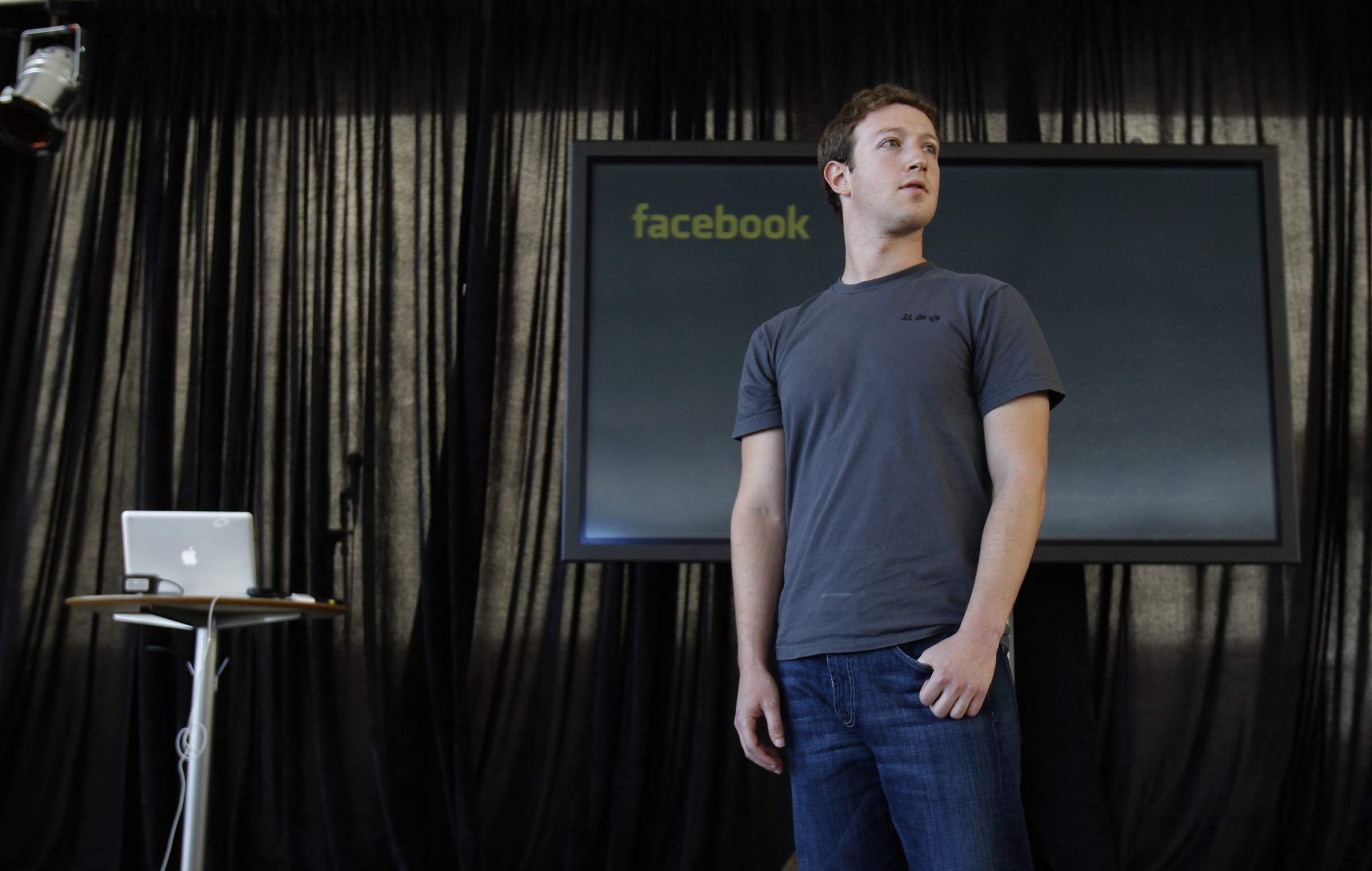 Mark Zuckerberg nổi tiếng với trang phục áo phông, quần jean do không muốn lãng phí sức lực vào việc quyết định bản thân mặc gì. Ảnh:Reuters