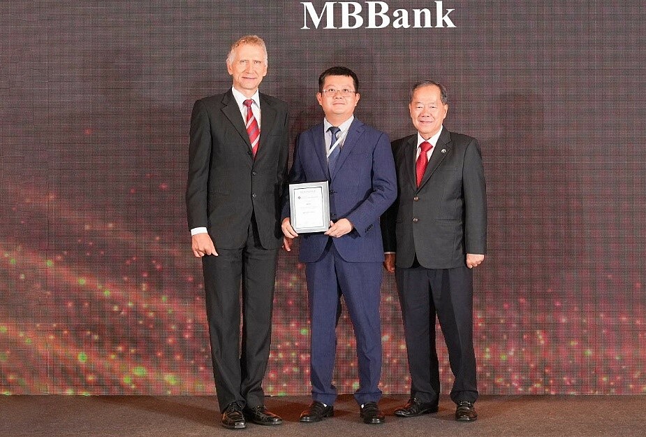 Ông Lê Đức Dũng, Trưởng phòng Phát triển kinh doanh và Sản phẩm thuộc Khối Treasury đại diện MB nhận giải thưởng. Ảnh: MB
