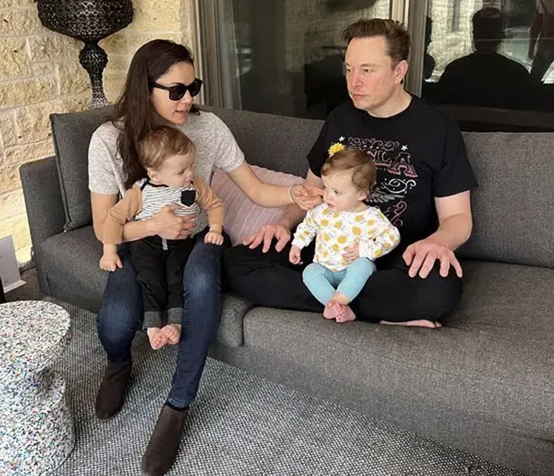 Elon Musk (phải) cùng Shivon Zilis và hai con song sinh. Ảnh:X/Walter Isaacson