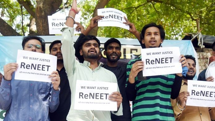 Biểu tình phản đối kết quả thi NEET ở New Delhi ngày 12/6. Ảnh: ANI