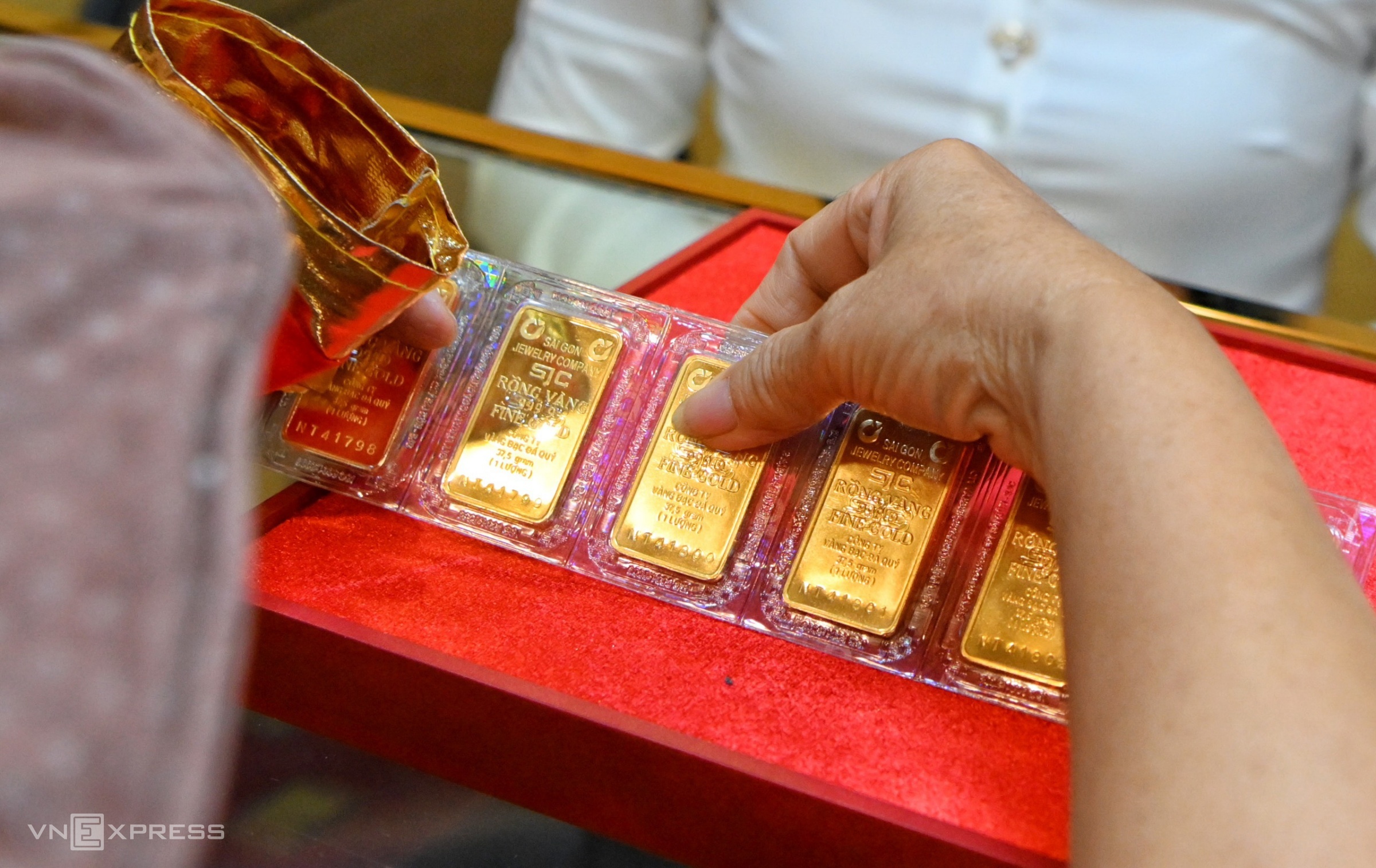 Một ngân hàng tại Hà Nội bán vàng cho khách hàng ngày 3/6. Ảnh: GIang Huy